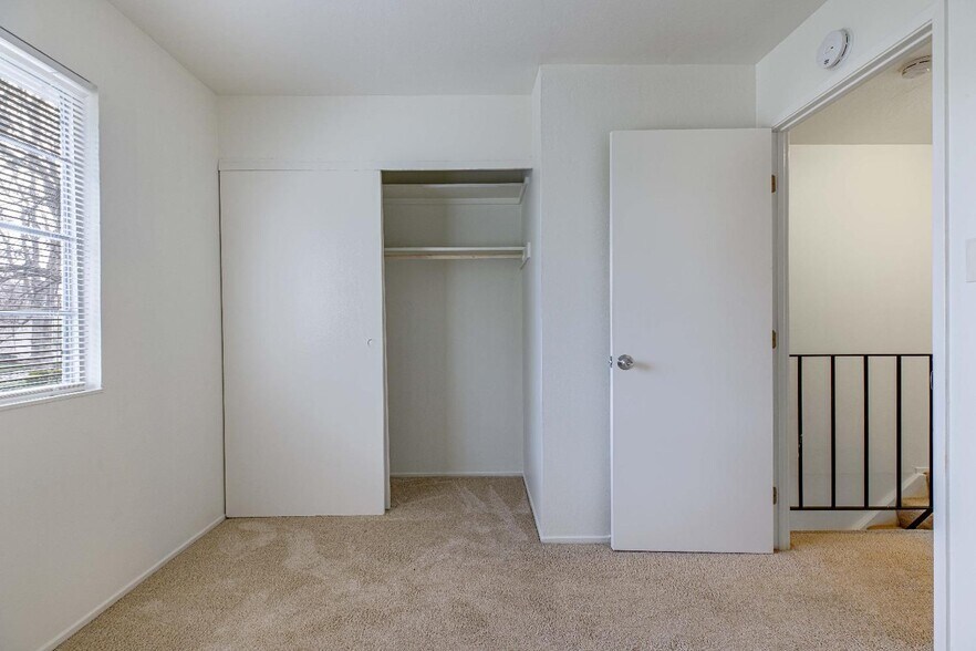 Building Photo - 8820 La Riviera Dr