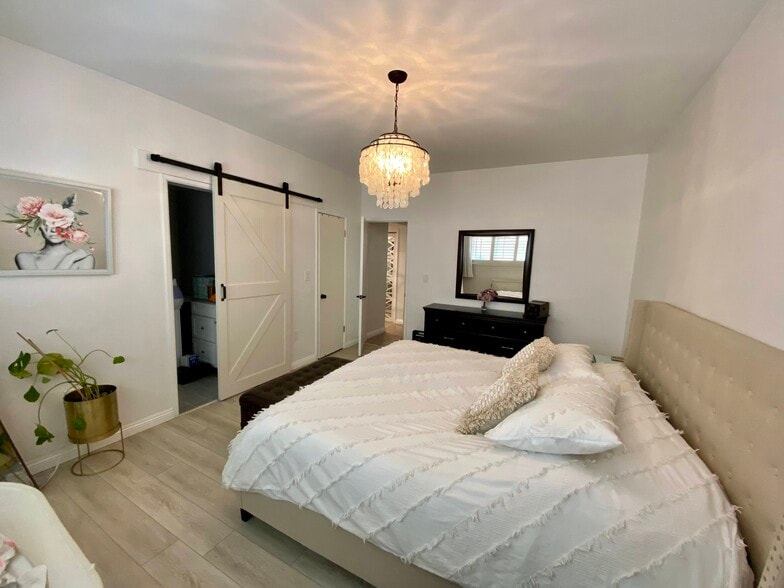 Master bed - 11820 Mayfield Ave