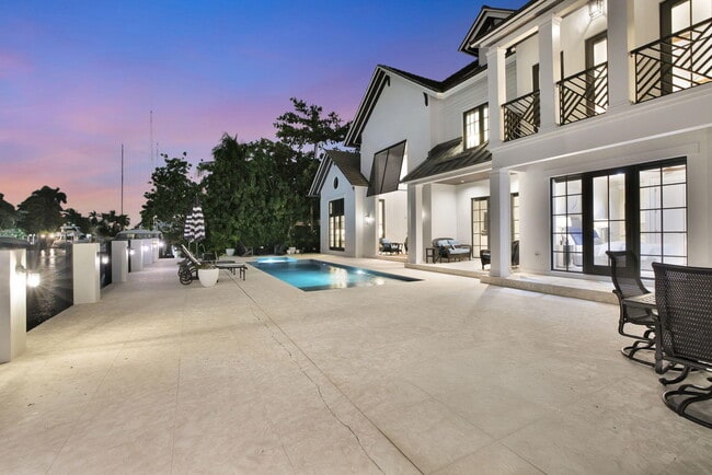 Building Photo - 400 Mola Ave