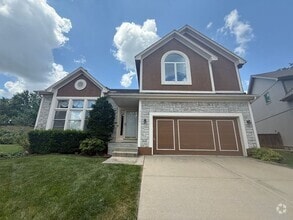 Building Photo - Four Bedroom Home Available in July - Fini...