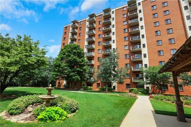 Building Photo - 300 Johnson Ferry Rd