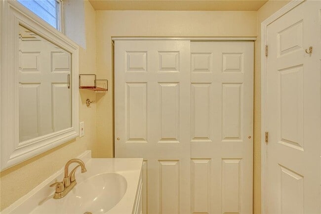 Building Photo - 296 Hartt Hill Dr