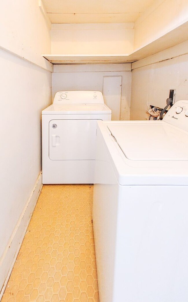 Building Photo - Freshly updated 2 bed/1 bath Close to Wexner Medical Center