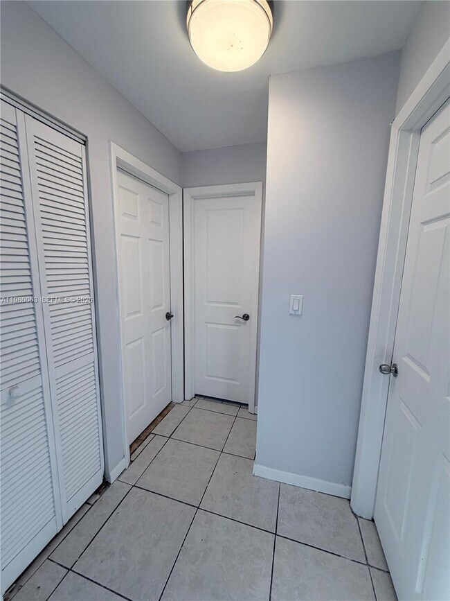 Building Photo - 16920 NE 4th Ct