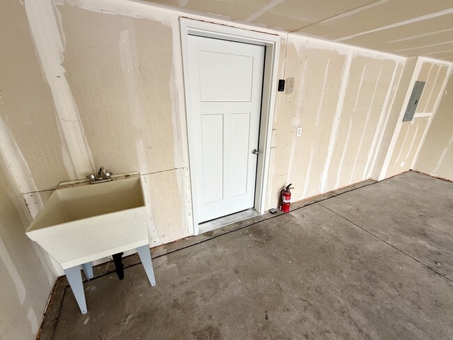 Building Photo - 676 E 550 S