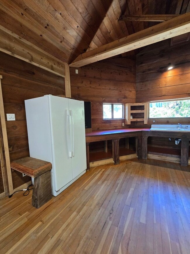 Building Photo - Cabin In the Wood!