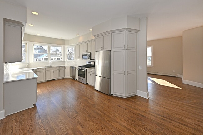 Building Photo - 62 Elm St