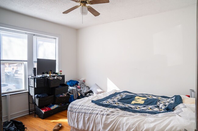 Building Photo - Ravenswood - 1 Bedroom / 1 Bath - Heat Inc...