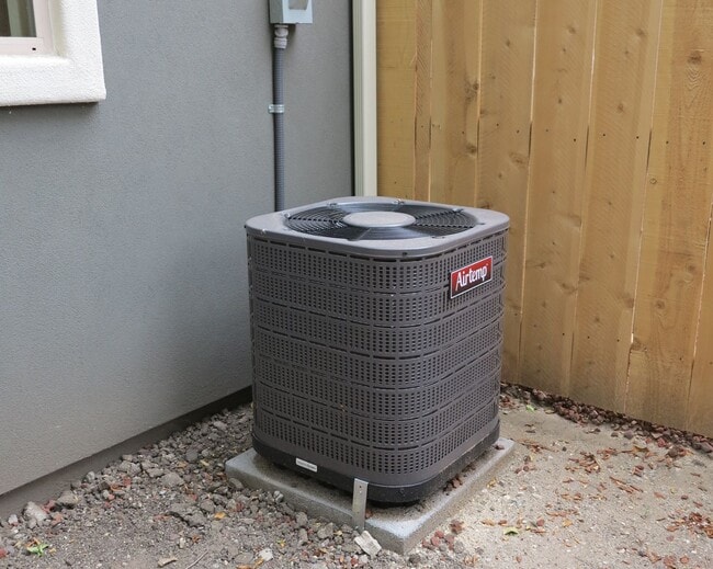 Building Photo - Charming 3 Bedroom & 2.5 Bathroom Available in Atascadero!