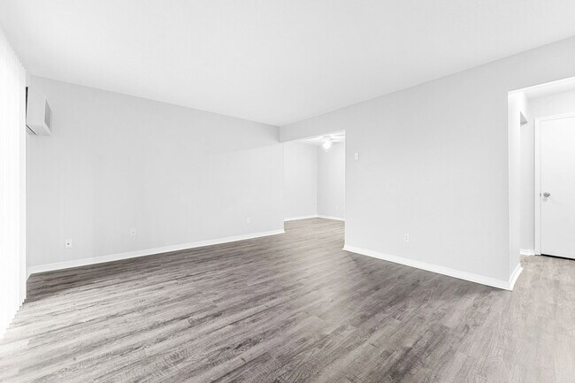 Building Photo - 5963 Walnut Cir Dr