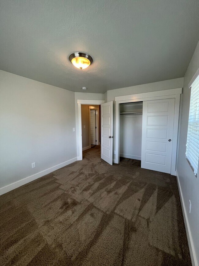 Building Photo - Spacious 3 Bed, 2.5 Bath Townhome in Pleasant Grove
