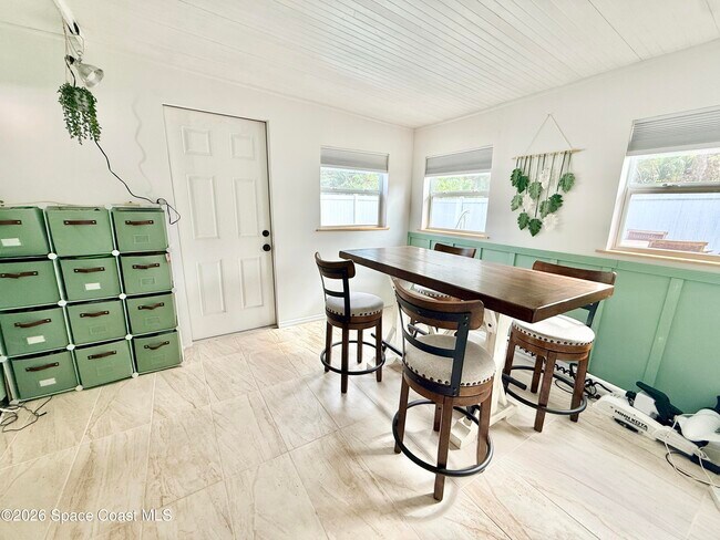 Building Photo - 1046 W Samms Ave