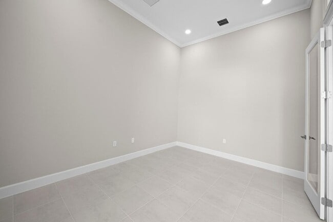 Building Photo - 5741 Beechnut Dr