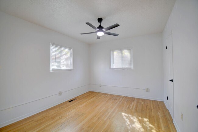 Building Photo - NE Heights 2 Bedroom 1 Bath  with garage