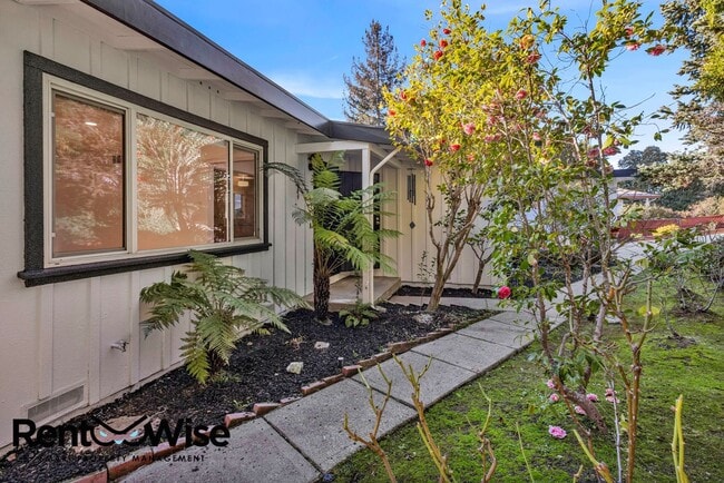 Building Photo - 838 Crompton Rd