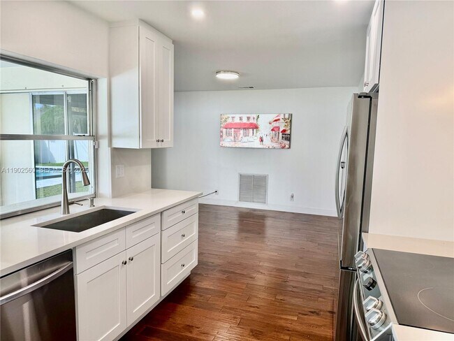 Building Photo - 8 Tam O Shanter Ln