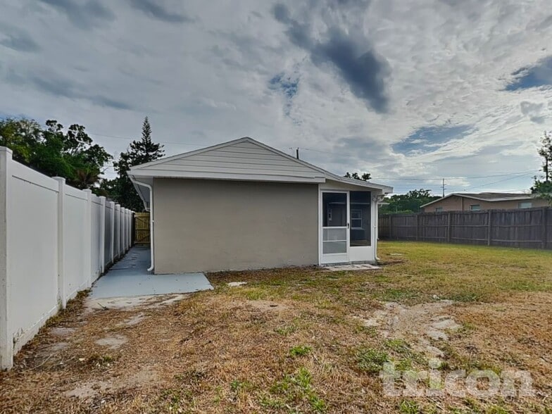 Building Photo - 1707 W Hanlon St