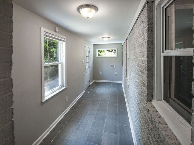 Building Photo - 3 Bed, 2 Bath near UOM