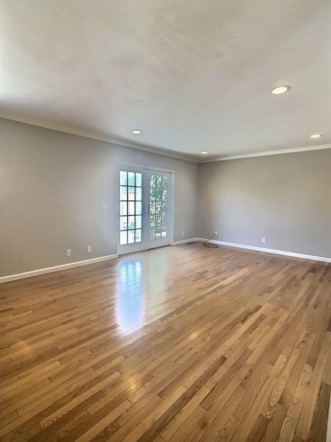 Building Photo - Spacious 4 Bed/ 2 Bath House in the Quiet ...