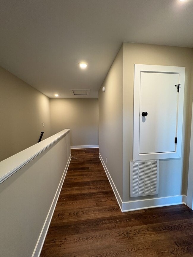Building Photo - Beautiful new townhouse with a move in special of first month free!