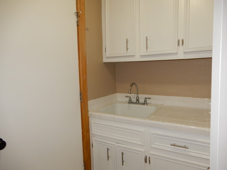 Building Photo - 512 E Yarrow Ave