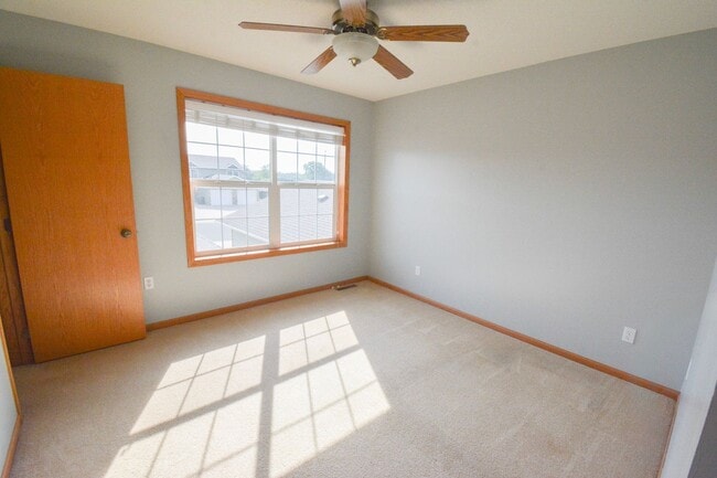 Building Photo - Cozy 2 Bed, 1.5 Bath Townhome in Stewartvi...