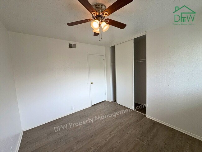 Building Photo - 3 Bed / 2 Bath Townhome - Fenced Yard, Community Pool