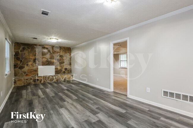 Building Photo - 3800 Charlotte Dr