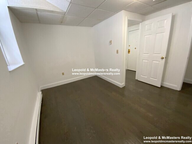 Building Photo - 98 Queensberry St