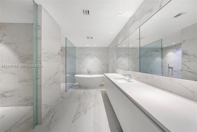 Building Photo - 1000 Biscayne Blvd