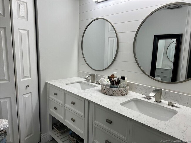 Building Photo - 1950 SW Palm City Rd