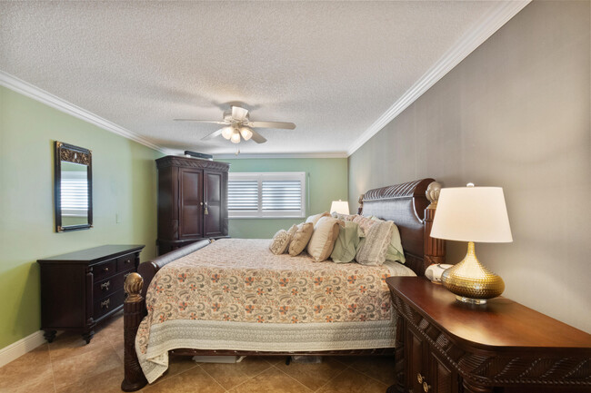 Building Photo - 1198 Hillsboro Mile