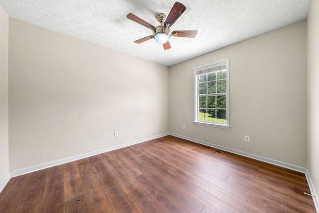 Building Photo - SPACIOUS 3 BED /2 BATH HOME