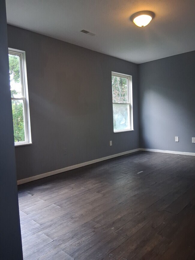 Building Photo - 133 W Warren Ave