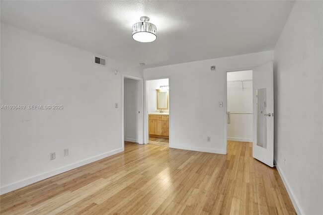 Building Photo - 977 Riverside Dr