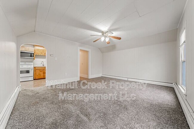 Building Photo - 870 S Main St