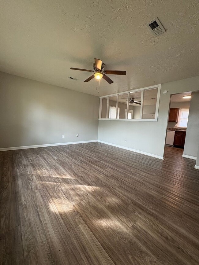 Building Photo - 2 Bed 1 Bath Single Family Home