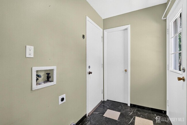 Building Photo - 12 Mershon Ln