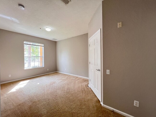Building Photo - APARTMENT IN THE METROWEST AREA!