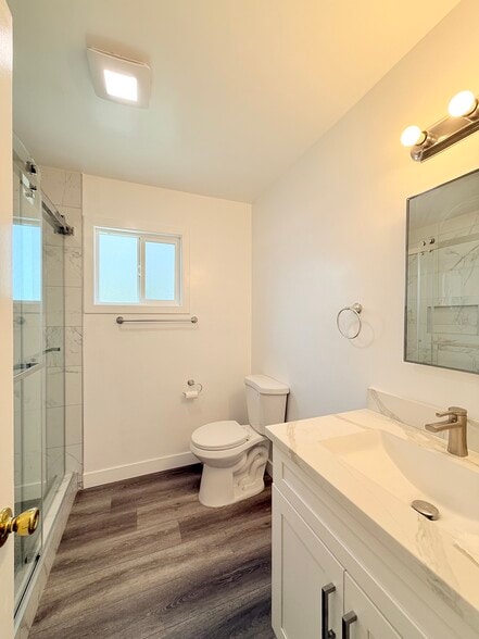 Bathroom - 5332 Rosemead Blvd