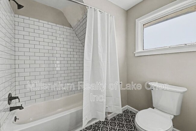 Building Photo - 419 W Iroquois Rd