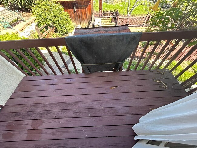 Building Photo - Cozy 2-Bedroom Duplex with Fireplace & Sunroom in Vista – Don’t Miss Out!