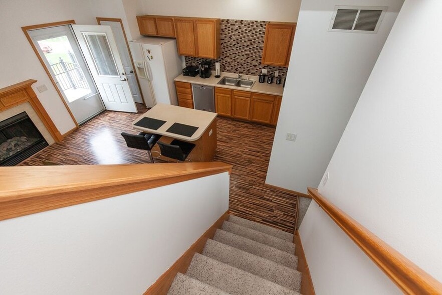 Building Photo - 1012 NE Kamies Ln