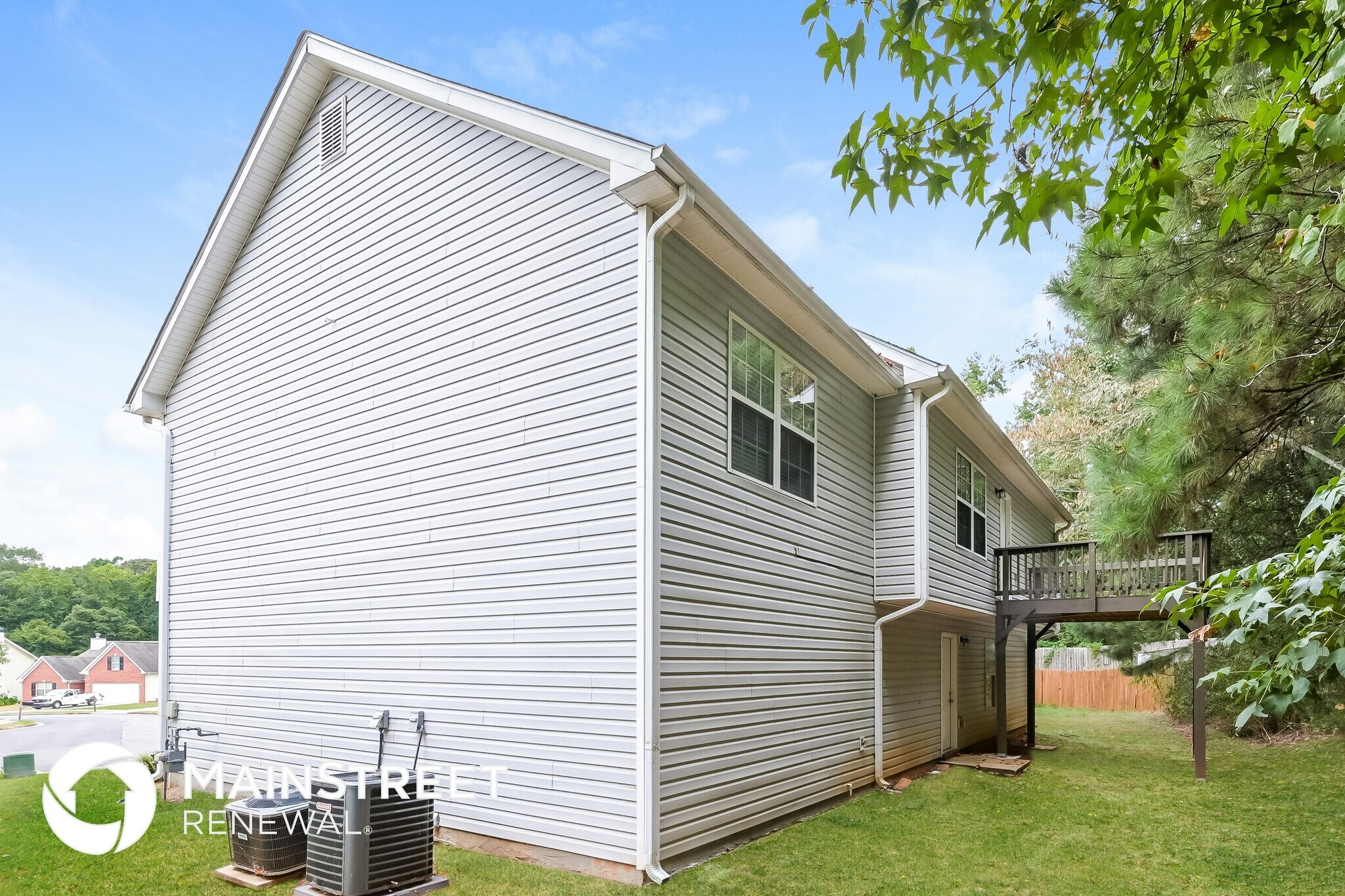 Building Photo - 1599 Queen Elizabeth Dr