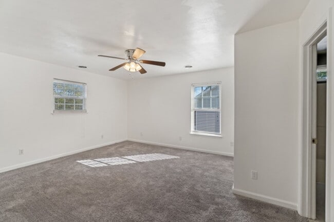 Building Photo - 4 Bed 2.5 Bath Home In Portsmouth
