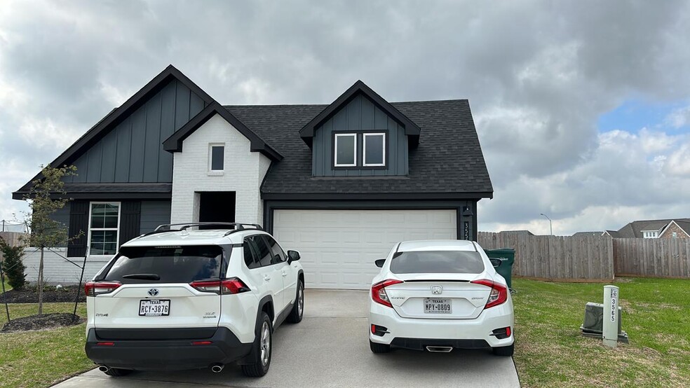 Building Photo - 3555 Crestfield Ln