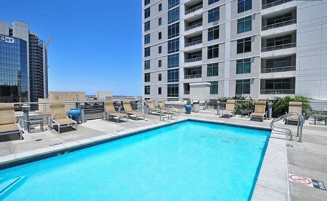 Building Photo - 425 W Beech St