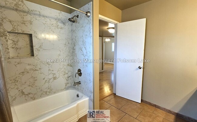 Building Photo - 3BR / 1.5BA Duplex – Water, Sewer, Trash & Gardener Included – Pet Friendly