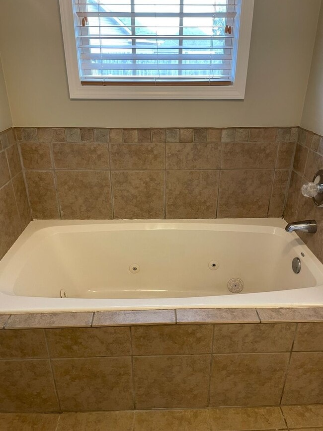 Building Photo - 3 Bedroom/ 2Bath Minutes from NEA Available NOW