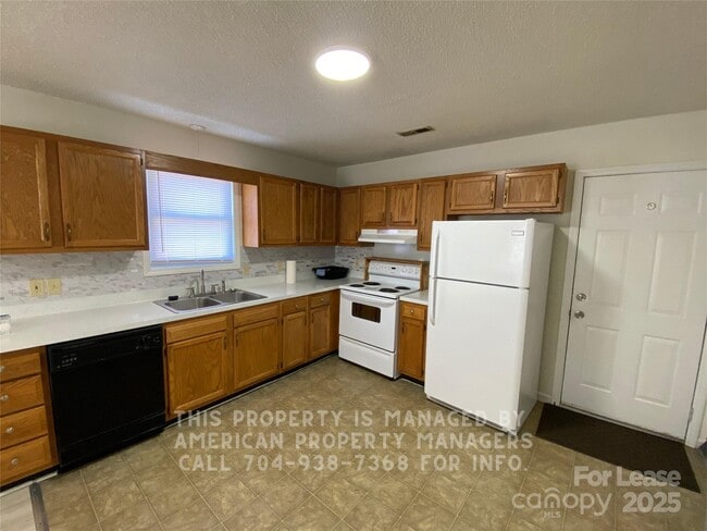 Building Photo - 401 Needle Ct